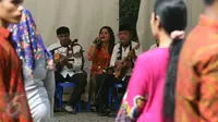 Vokalis dari kelompok Keroncong Tugu melantunkan lagu di TPS 04 Gambir, Jakarta Pusat, Rabu (19/4). Sekelompok pemusik keroncong dihadirkan di depan TPS untuk menghibur warga yang mencoblos pada Pilkada DKI 2017. (Liputan6.com/Angga Yuniar)
