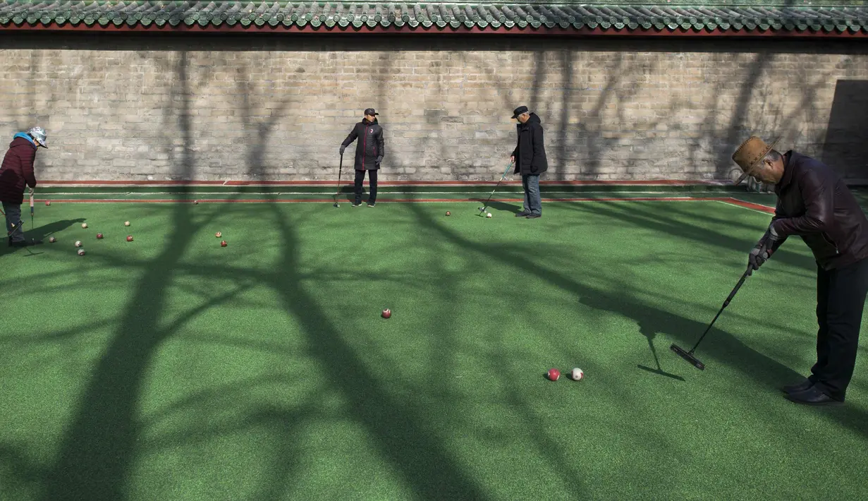Sejumlah warga bermain kroket di Ditan Park di Beijing (1/2). Tahun Baru Imlek jatuh pada 16 Februari tahun ini, dengan perayaan yang berlangsung selama seminggu di China. (AFP Photo/Nicolas Asfouri)