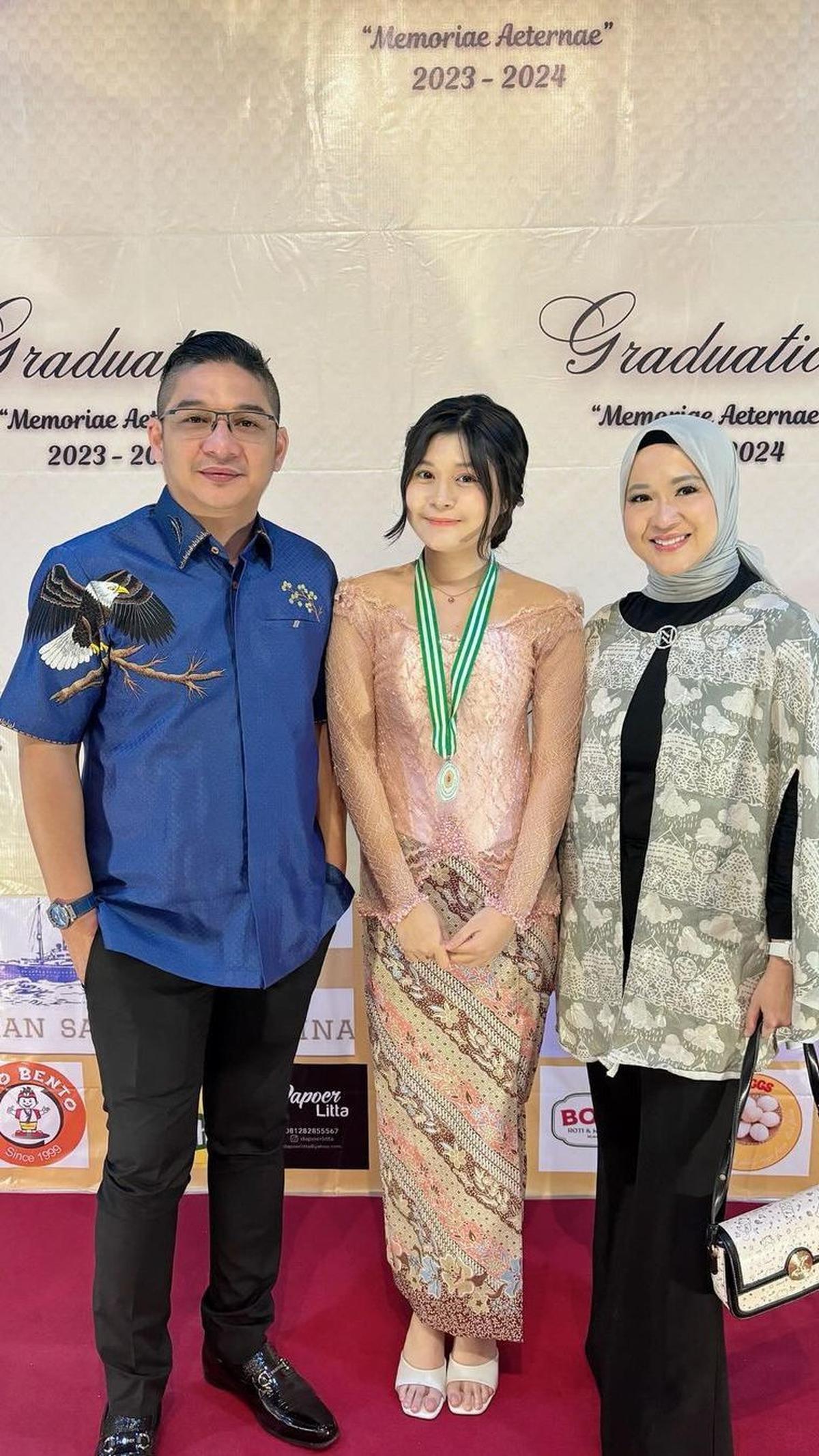 Okie pun menyanggupi permintaan putri tercintanya. Dia akhirnya foto bertiga bersama Nasha dan juga Pasha.