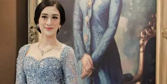 Dalam balutan kebaya bernuansa biru muda, aksi payet yang tersematkan di seluruh permukaan kebaya berhasil membuat gaya kian glamor. [Foto: Instagram/ Kusumaputeri]