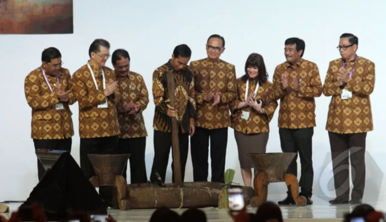 Presiden Joko Widodo bersama Ibu Negara Iriana Joko Widodo hadir dalam acara pembukaan Jakarta Food Security Summit di Jakarta Convention Center (JCC), Jakarta, Kamis (12/2/2015). (Liputan6.com/Faizal Fanani)