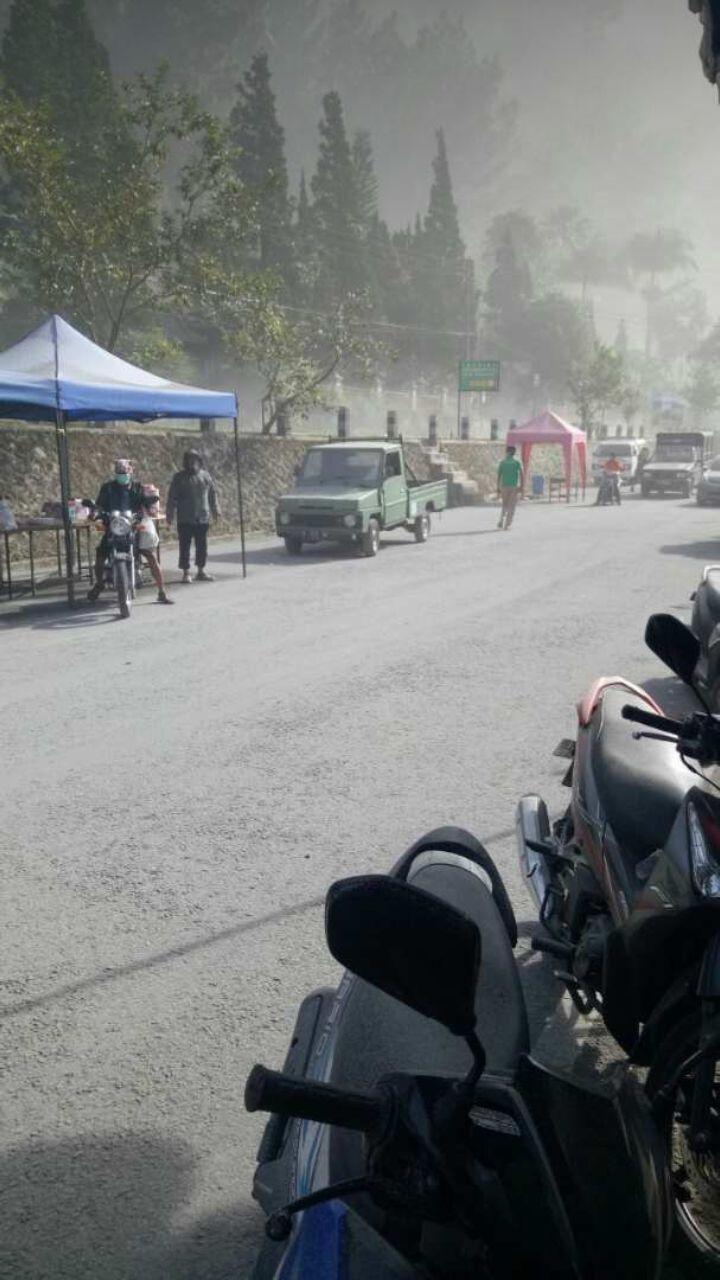 Penampakan hujan abu Merapi Jumat pagi (11/5/2018) di kawasan Kaliurang, Yogyakarta. (foto: Liputan6.com/alpend'90/edhie prayitno ige)