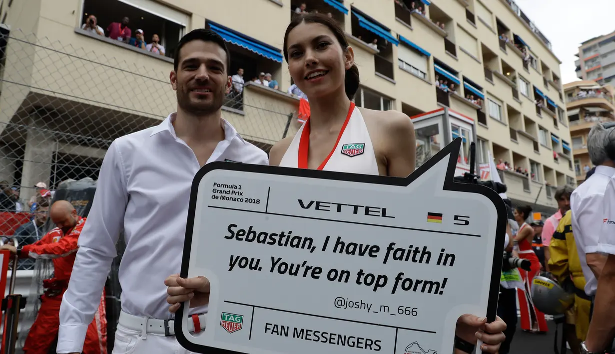 Seorang gadis grid berpose menjelang perlombaan Formula Satu, di arena pacuan kuda Monaco, di Monaco, di Monaco, (27/5). (AP Photo / Luca Bruno)