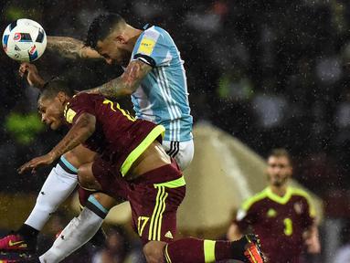Pemain Argentina, Nicolas Otamendi (kanan) berebut bola dengan pemain Venezuela, Josef Martinez pada kualifikasi Piala Dunia 2018 zona Conmebol di Merida, Venezuela, (7/9/2016) WIB. (AFP/Juan  Barreto)
