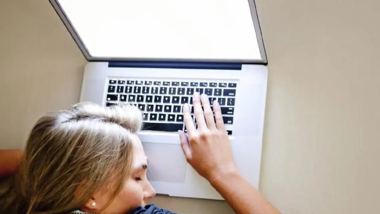Pacaran Online dan Batasan Pornografi