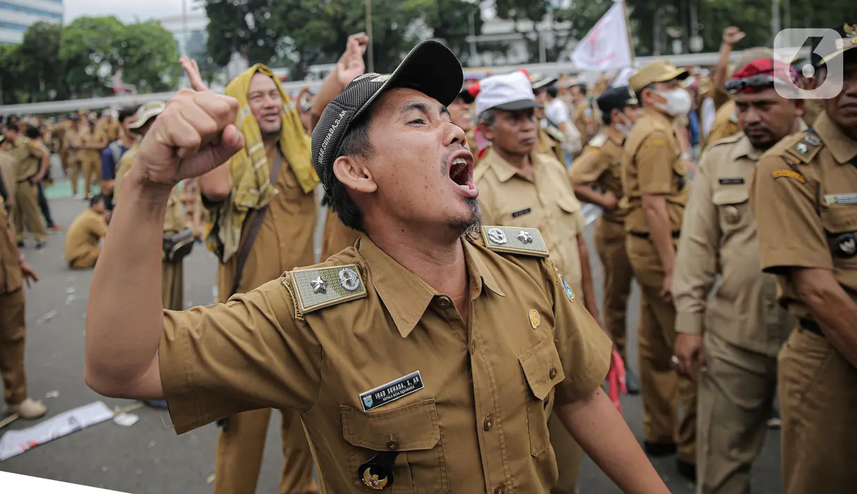 Ekspresi seorang kepala desa saat melakukan aksi di depan Gedung DPR RI, Jakarta, Selasa (17/1/2023). Dalam aksi yang diikuti ribuan orang tersebut mereka menuntut perpanjangan masa jabatan kepala desa yang sebelumnya enam tahun menjadi sembilan tahun dan meminta DPR RI merevisi masa jabatan yang diatur dalam UU Nomor 6 Tahun 2014 tentang Desa. (Liputan6.com/Faizal Fanani)