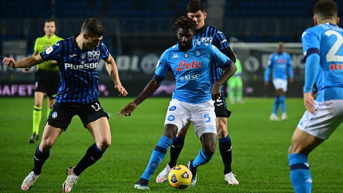 Gelandang Napoli, Tiemoue Bakayoko (tengah) berusaha melewati gelandang Atalanta, Remo Freuler (kiri) pada pertandingan leg kedua semifinal Coppa Italia di stadion Azzurri d'Italia di Bergamo, Kamis (11/2/2021). Di final, Atalanta akan melawan Juventus. (AFP/Miguel Medina)