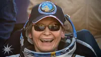 Peggy Annette Whitson tersenyum setelah mendarat di daerah terpencil di luar kota Dzhezkazgan, Kazakhstan, pada Minggu 3 September 2017 (Sergei Ilnitsky/Pool Photo via AP)