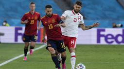 Polandia membuka peluang terlebih dulu di menit ke-6 melalui aksi gelandang Mateusz Klich (kanan). Sepakan kerasnya masih melambung tipis di atas mistar gawang Spanyol. (Foto: AP/Pool/Thanassis Stavrakis)