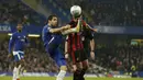 Aksi pemain Chelsea, Cesc Fabregas menghalau bola dari sundulan pemain AFC Bournemouth, Andrew Surman pada laga perempatfinal Piala Liga Inggris di Stamford Bridge stadium, London, (20/12/2017). Chelsea menang 2-1. (AP/Alastair Grant)