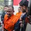 Bupati Pemalang Anom Widiyantoro berjalan menuju mobil tahanan usai menjalani pemeriksaan di Gedung Merah Putih KPK, Jakarta, Kamis  (30/7/2026).  (KLY/ Arie Basuki)