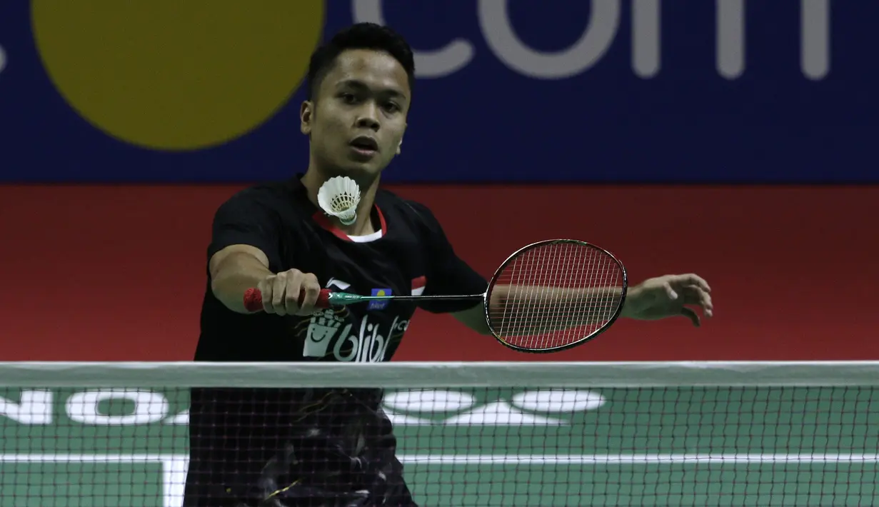Tunggal putra Indonesia, Anthony Sinisuka Ginting, mengembalikan kok saat melawan tunggal Thailand, Kantaphon Wancharoen, pada Blibli Indonesia Open 2019 di Istora Senayan, Jakarta, Kamis (17/7). Ginting kalah 20-22, 21-11, 20-22. (Bola.com/Yoppy Renato)