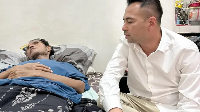 Momen Raffi Ahmad Jenguk Fahmi Bo yang Sedang Terbaring Sakit di Rumah/Instagram @raffinagita1717