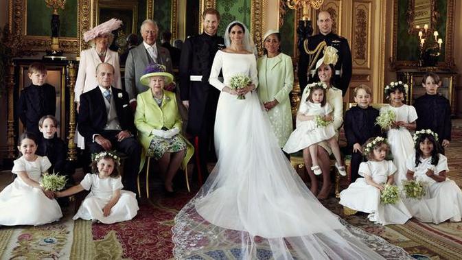Dalam foto yang dirilis Istana Kensington pada 21 Mei 2018, memperlihatkan foto pernikahan Pangeran Harry dan Meghan Markle di Windsor Castle, Inggris. Harry dan Meghan berfoto bersama anggota keluarga kerajaan. (Alexi Lubomirski/Kensington Palace via AP)