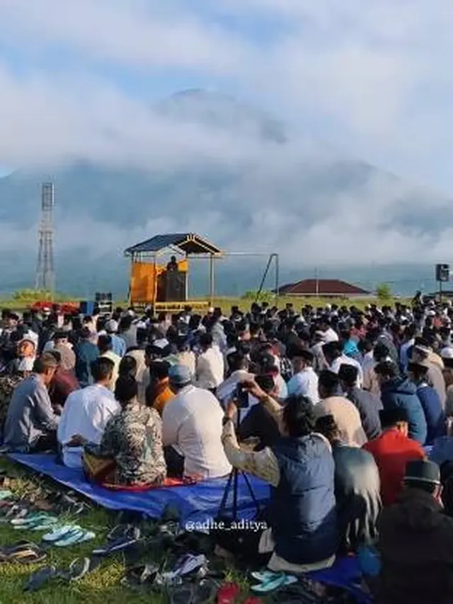 7 Potret Momen Shalat Ied di Wonosobo dengan Latar Belakang Gunung Ini Viral