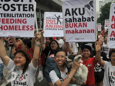 Komunitas pecinta anjing menggelar aksi di Bundaran HI, Jakarta, Minggu (13/12/2015). Dalam aksinya, mereka meminta semua pihak untuk tidak menelantarkan anjing dan menghentikan tradisi makan daging anjing. (Liputan6.com/Johan Tallo)