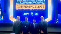 Sekjen PSSI, Yunus Nusi dan anggota Exco PSSI, Muhammad, mengikuti Konferensi Presiden dan Sekretaris Jenderal Asosiasi Anggota AFC dan Asosiasi Regional 2024 di Seoul, Korea Selatan, pada 30 Oktober-1 November 2024. (Bola.com/Dok.Dokumentasi pribadi).