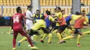 Pelatih Semen Padang, Nilmaizar, memimpin latihan anak asuhnya jelang laga final Piala Jenderal Sudirman melawan Mitra Kukar di Stadion Gelora Bung Karno, Jakarta, Sabtu (23/1/2016). (Bola.com/Vitalis Yogi Trisna) 