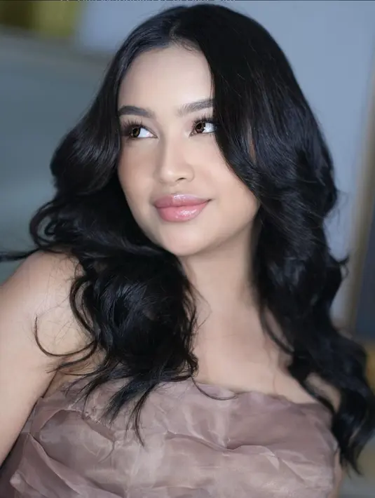 Khirani yang dikenal luas sosok cucu keluarga Cendana ini terlihat cantik paripurna mengenakan dress shimmer. Terlihat jelas potretnya mirip sang ibu.  (Liputan6.com/IG/@slamwiyono)