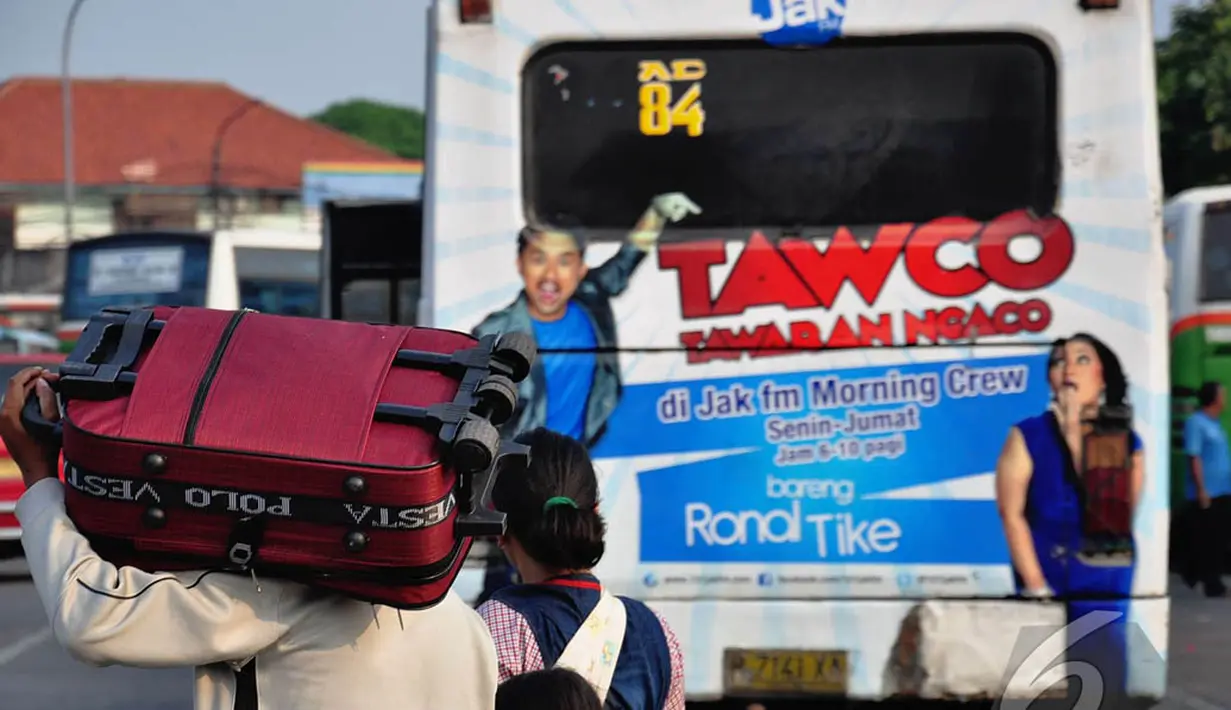 Jumlah pemudik arus balik di Terminal Pulogadung mengalami kenaikan yang normal dari 7292 penumpang H+3 menjadi 11.543 penumpang H+4, Jumat (1/8/14). (Liputan6.com/Faizal Fanani)