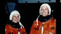 Mark Lee dan Jan Davis menjadi pasangan suami-istri pertama yang pergi ke luar angkasa menggunakan pesawat ulang alik NASA (CNN)