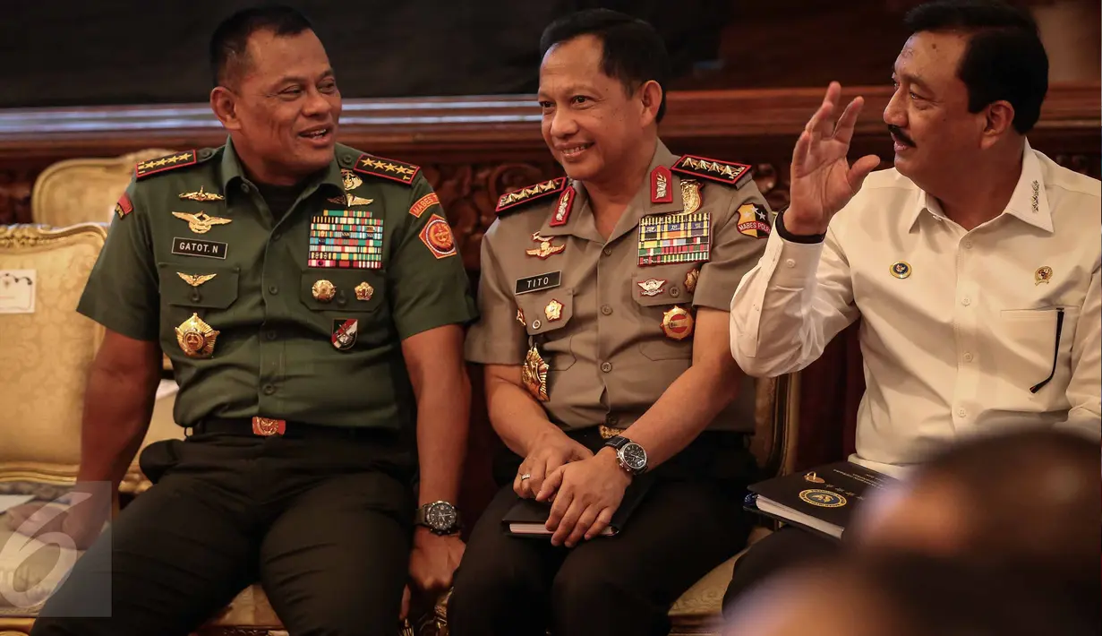 (ki-ka) Panglima TNI Jenderal Gatot Nurmantyo, Kapolri Tito Karnavian, Kepala BIN Jenderal Polisi Budi Gunawan saat hadir dalam rakor dengan Pangdam-Kapolda serta perwira tinggi TNI-Polri di Jakarta, Senin (24/10). (Liputan6.com/Faizal Fanani)