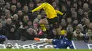 <p>Bek Chelsea, Marc Cucurella erusaha merebut bola dari pemain Borussia Dortmund, Giovanni Reyna selama pertandingan babak 16 besar Liga Champions di Stamford Bridge, London, Rabu (8/3/2023).Chelsea menang atas Dortmund dengan skor 2-0 dan melaju ke perempatfinal dengan agregat 2-1. (AP Photo/Alastair Grant)</p>