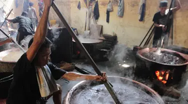 Beberapa pekerja dodol tampak menyelesaikan pembuatan dodol Betawi di Pondok Dodol Betawi Asli Ibu Yuyun, Jakarta, (16/7/14) (Liputan6.com/ Faizal Fanani)