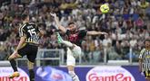 Penyerang AC Milan, Olivier Giroud berusaha meraih bola saat bertanding melawan Juventus pada pertandingan Liga Serie A Italia di stadion Turin Allianz, Italia, Senin, 29 Mei 2023. (Tano Pecoraro/LaPresse via AP)