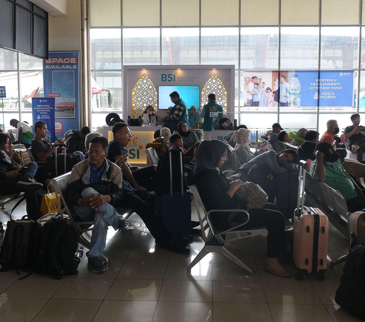 Sejumlah pemudik menunggu kedatangan bus saat bersiap melakukan perjalanan menuju kampung halaman di Terminal Terpadu Pulo Gebang, Jakarta, Sabtu (6/4/2024). Kementerian Perhubungan (Kemenhub) memprediksi H-4 Lebaran menjadi awal puncak arus mudik.&nbsp;M