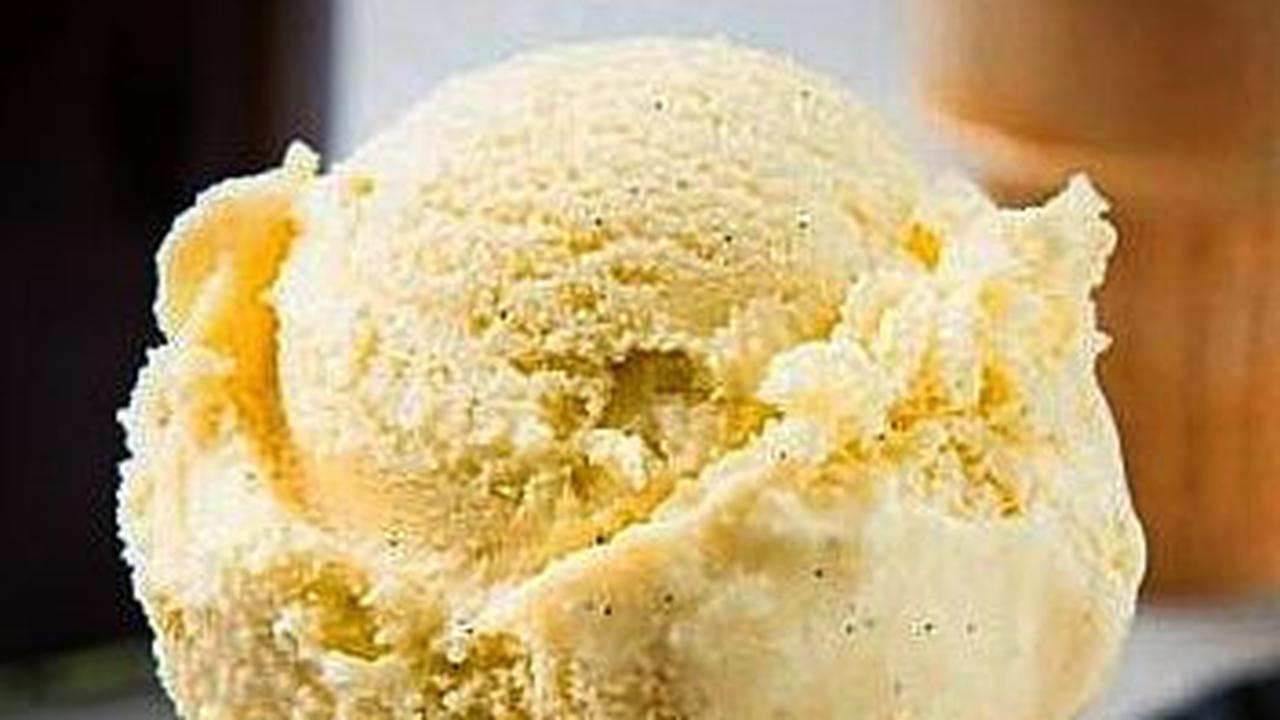 Es krim digemari karena cita rasanya yang segar sekaligus manis. Biasanya es krim dibuat dari bahan yang familiar seperti susu, buah-buahan, hingga cokelat.