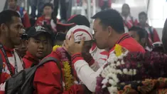 Menpora, Imam Nahrawi menyambut kontingen Indonesia yang mengikuti ASEAN Paragames 2017 di Bandara Adi Soemarmo, Solo, (24/9/2017). Indonesia berhasil meraih juara umum dengan meraih 26 medali emas 75 perak dan 50 perunggu.  (Bola.com/Ronal Seger)