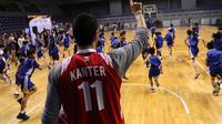 Bintang NBA dari Oklahoma City Thunder, Enes Kanter saat beraksi di Britama Arena, Jakarta, Kamis (18/5/2017). Meet and greet bersama Enest Kanter tersebut sekaligus coaching clinic dari rangkaian tournya ke Indonesia. (Bola.com/Nicklas Hanoatubun)