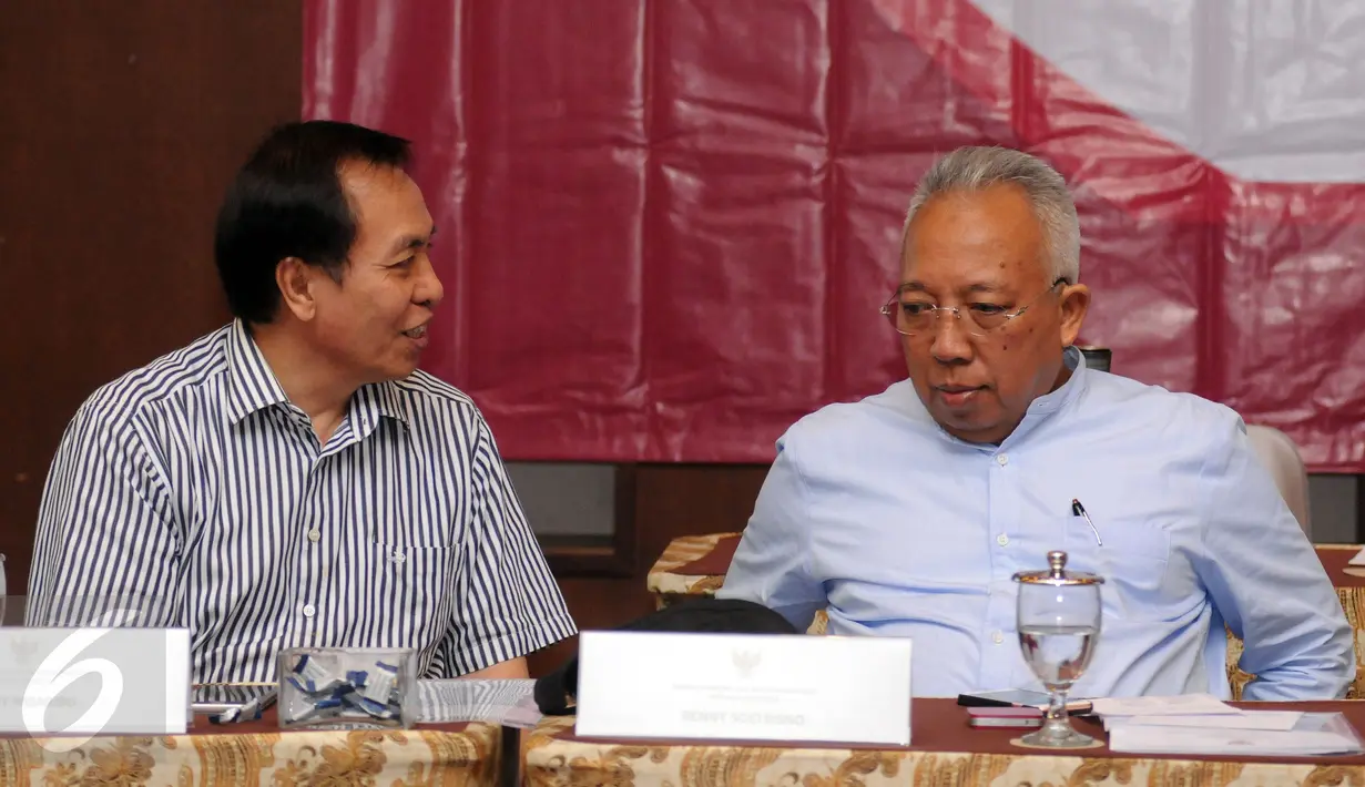 Anggota KEIN, Benny Pasaribu (kiri) berbincang dengan Benny Soetrisno saat hadir dalam Workshop Media di Bogor, Sabtu (13/8/2016). Workshop mensosialisasikan Tupoksi dan program KEIN. (Liputan6.com/Helmi Fithriansyah)