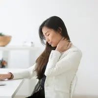 ilustrasi perempuan lelah bekerja/copyright by fizkes (Shutterstock)