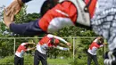 Pemanah dari tim provinsi Aceh melakukan pemanasan saat bmenghadiri sesi latihan di sebuah stadion di Banda Aceh (2/9/2020). (AFP Photo/Chaideer Mahyuddin)