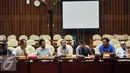 Serikat Nelayan Lontar Banten saat melakukan Pertemuan dengan Wakil Ketua Komisi IV dengan di Jakarta, Kamis (28/4). Mereka melaporkan bahwa masih berlangsung aktifitas pengerukan pasir laut di Serang, Banten (Liputan6.com/Johan Tallo)