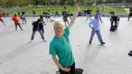 Whitey Christian mengikuti kelas seni bela diri tai chi di Perpustakaan Umum Salt Lake,  Salt Lake City, Amerika Serikat, Rabu (2/10/2019). Kelas tai chi gratis ini dijalankan oleh pasangan pensiunan, Bernie dan Marita Hart. (AP Photo/Rick Bowmer)