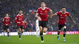 Bek Manchester United, Harry Maguire (tengah) berselebrasi setelah mencetak gol ke gawang Leeds United pada pertandingan lanjutan Liga Inggris di Stadion Elland Road di Leeds, Inggris, Minggu (20/2/2022). MU menang atas Leeds United 4-2. (Mike Egerton/PA via AP)