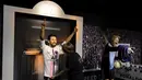 Seorang tim potret museum lilin Madame Tussauds Berlin, Karen Fries (kanan) memperbaiki jersey baru Paris Saint-Germain (PSG) pada patung lilin Lionel Messi di Berlin. (11/7/2021). (AFP/Tobias Schwarz)