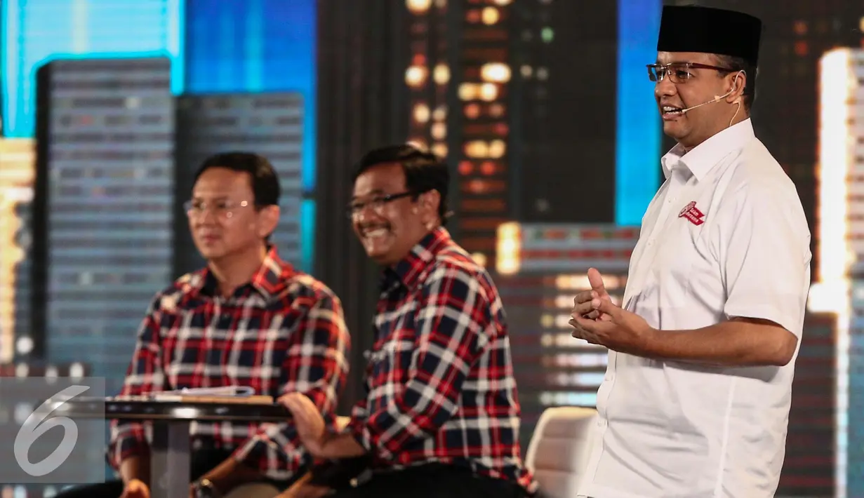 Cagub DKI Jakarta no 3 Anies Baswedan saat menjawab pertanyaan dari lawannya saat debat kedua Cagub DKI-Jakarta, Jumat (27/1). Pada debat ini mengangkat tema reformasi birokrasi, pelayanan publik, serta pengelolaan tata kota. (Liputan6.com/Faizal Fanani)