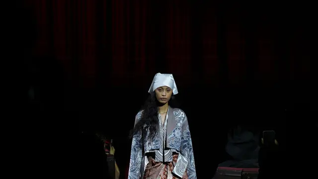 Ketika Batik, Seni, dan Musik Bertemu dalam SMERTI di Panggung IWAN TIRTA Collection 2027