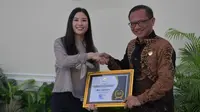 Wamenparekraf Angela Tanoesoedibjo hadir menerima penghargaan Badan Publik Menuju Informatif bagi Kemenparekraf tersebut di Istana Wakil Presiden, Jakarta, Kamis (21/11/2019).