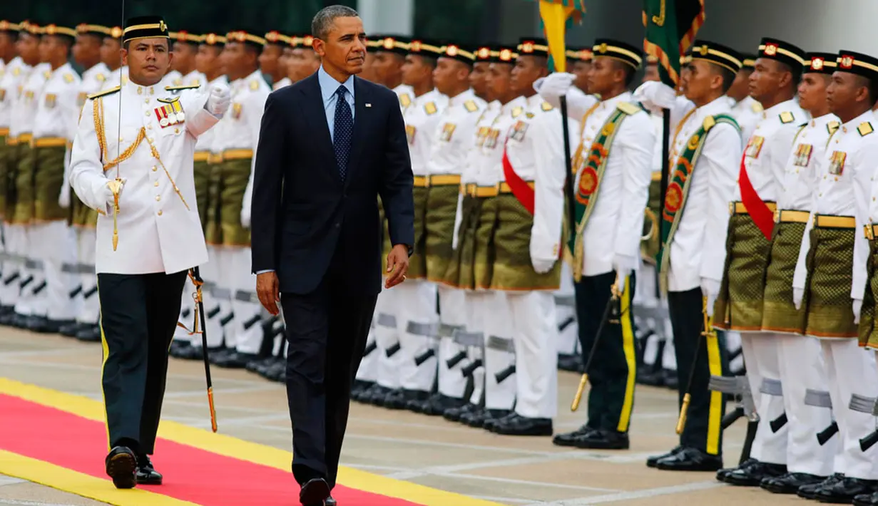 Setibanya di Malaysia, Sabtu (26/4/2014), Presiden AS, Barrack Obama langsung disambut upacara kenegaraan di Parliament Square, Kuala Lumpur. (REUTERS/Larry Downing)