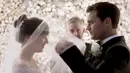 Kini para penggemar bisa mengintip potongan adegan yang sangat dinanti-nanti, yakni pernikahan Christian Grey dan Anastasia Steel. (wmagazine)