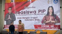 Politikus PDI Perjuangan (PDIP) Eriko Sotarduga dan Fitriyah menyerahkan beasiswa Program Indonesia Pintar (PIP) untuk anak SD, SMP, dan SMA/Sederajat. (Foto: Istimewa).
