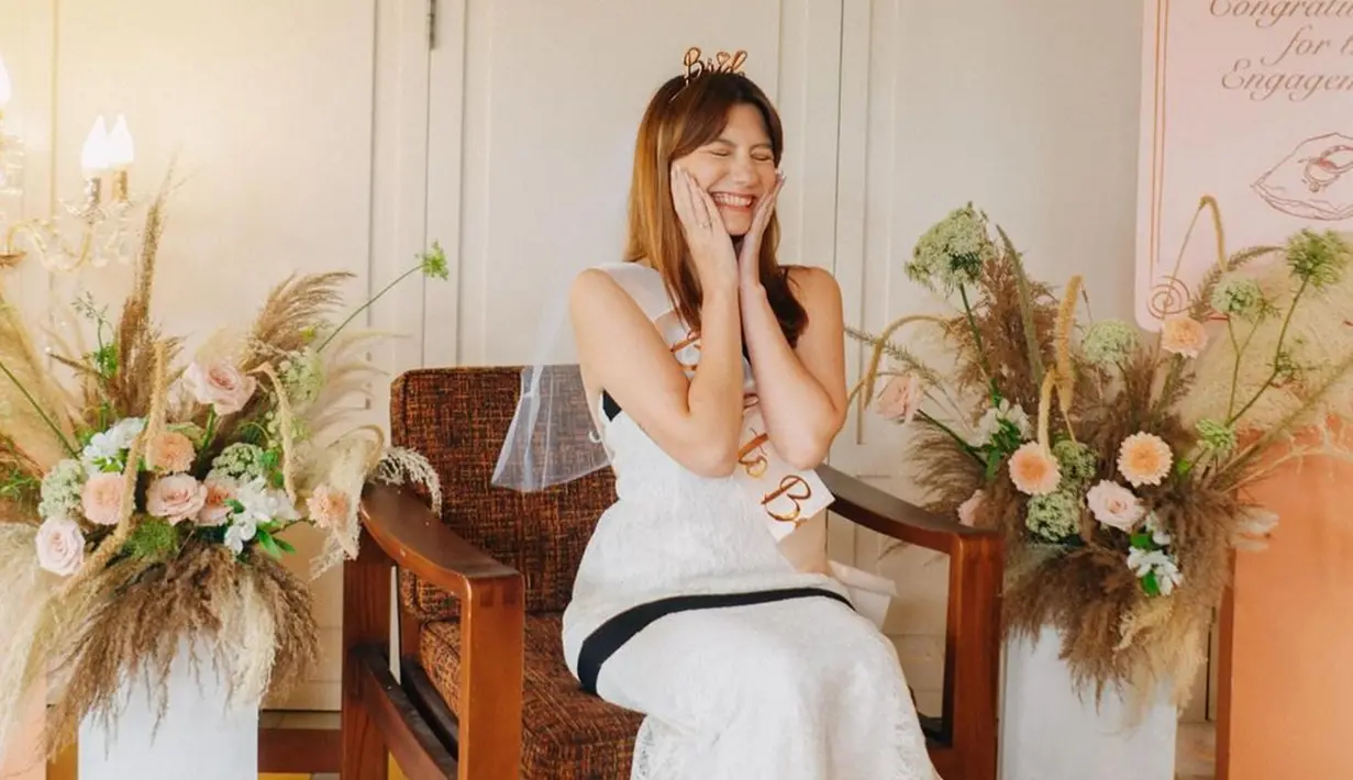 Artis dengan nama lengkap Gemma Galgani Cassandra Sheryl Lee ini tampil cantik dengan gaun warna putih dan rambut digerai. Cassie mengenakan selempang dan mahkot bertuliskan ‘bride to be’. Dalam keterangan unggahannya, Cassie tak menyangka mendapatkan kejutan bridal shower karena jarak bridal shower dan pernikahannya masih jauh. (Liputan6.com/IG/@cassandraslee)