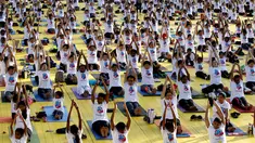 Ribuan peserta mengikuti latihan yoga di Lapangan Independen di Kuala Lumpur, Malaysia (2/7). Dalam acara ini 3.000 peserta ikut berpatisipasi. (AP Photo / Daniel Chan)