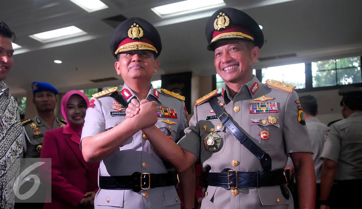 Irjen Pol Tito Karnavian (kanan) berfoto dengan Irjen Pol Unggung Cahyono usai upacara serah terima jabatan, Jakarta (12/6/2015). Irjen Pol Tito Karnavian resmi menjabat sebagai Kapolda Metro Jaya menggantikan Unggung Cahyono. (Liputan6.com/Johan Tallo)