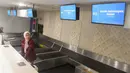 Petugas melakukan pemeriksaan  tiket mesin keberangkatan di Bandara Husein Sastranegara, Bandung, Jawa Barat, Jumat (7/8/2025).  (Istimewa)
